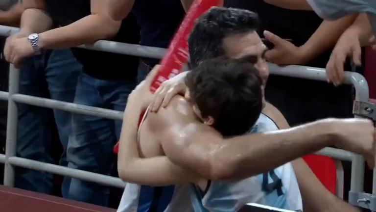 Μουντομπάσκετ 2019: Η αγκαλιά και το φιλί του Σκόλα στη γυναίκα και τα παιδιά του – video