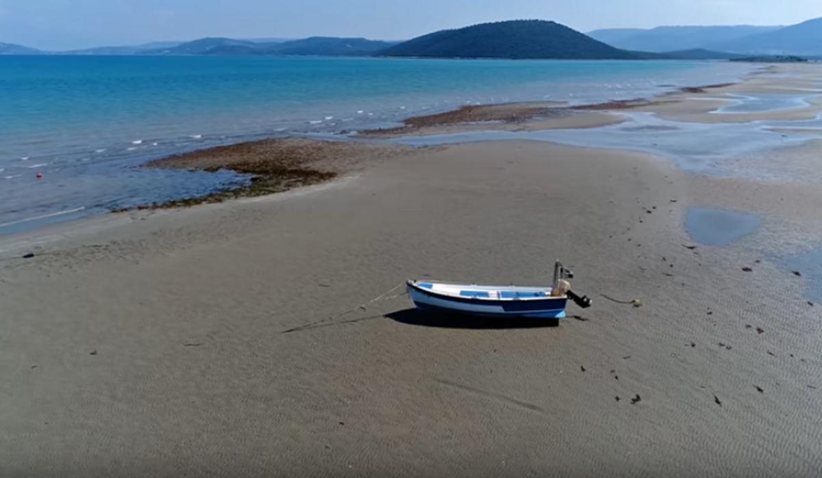 Θάλασσα… μπλε ή κόκκινη; Η απάντηση βρίσκεται 1 ώρα από την Αθήνα