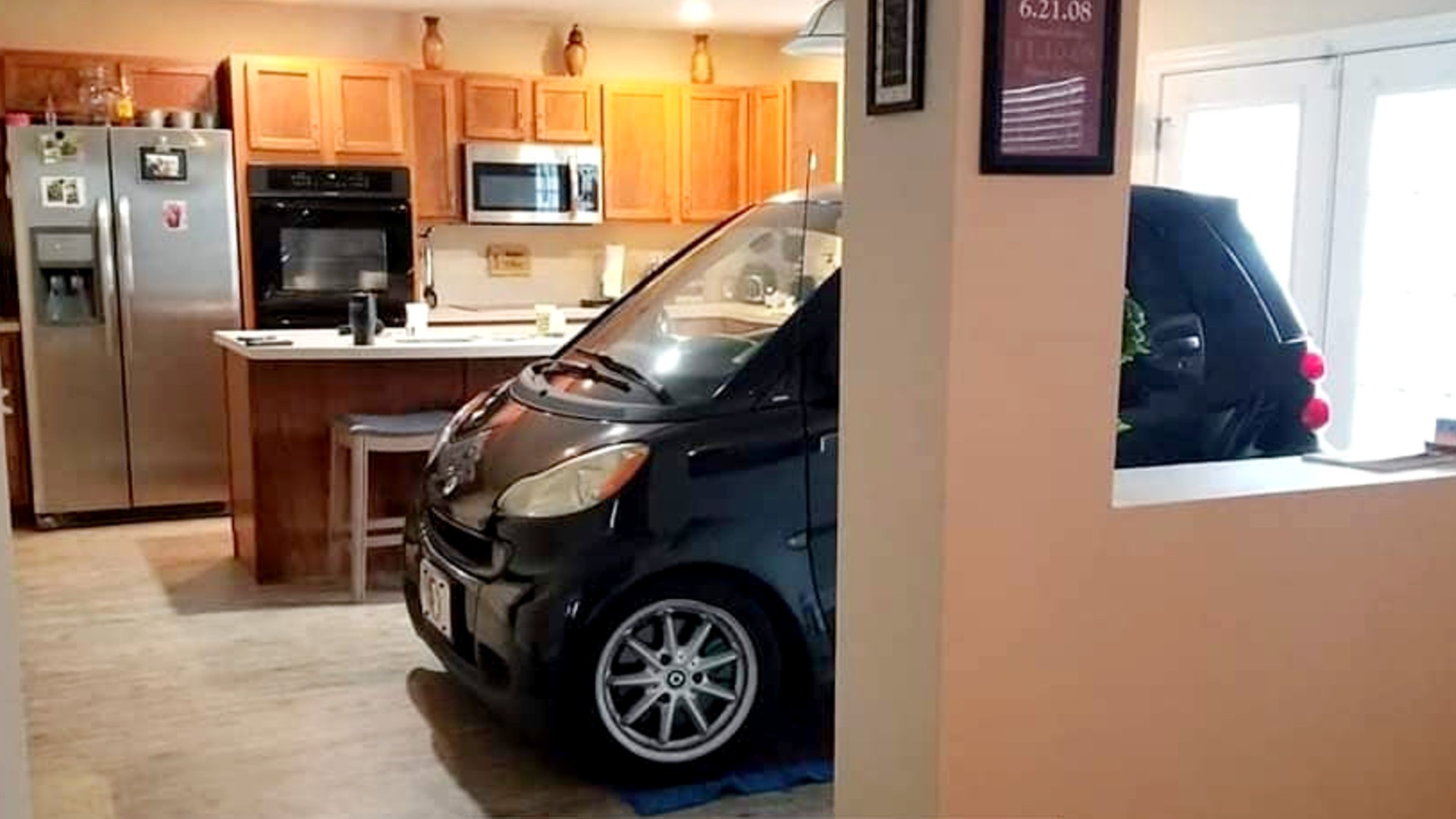 Πάρκαρε το smart στην κουζίνα για να μην το πάρει ο τυφώνας! [pics]