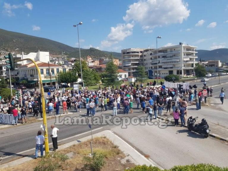 Με μαύρες σημαίες έκλεισαν το δρόμο διαμαρτυρόμενοι για τους μετανάστες