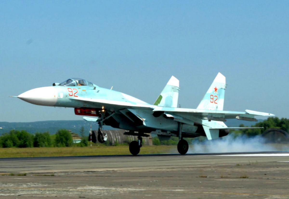 SU-27 εναντίον πληρώματος! Δείτε πλάνα με τους κινητήρες του μαχητικού να προκαλούν…γέλια [vid]