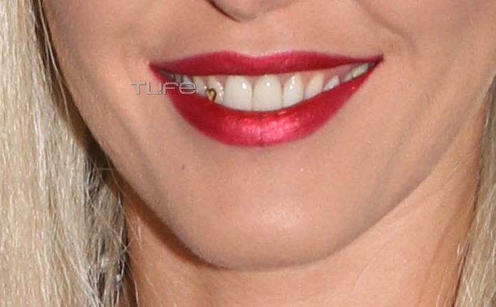Διάσημη Ελληνίδα τραγουδίστρια, χαμογέλασε και είδαμε στο δόντι της ένα κόσμημα! [pics]