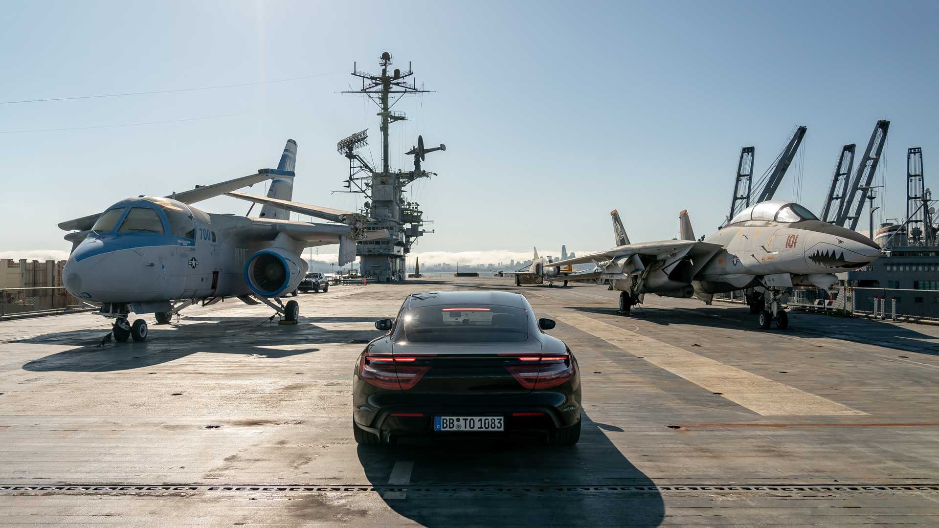 Η Porsche Taycan μας δείχνει πόσο καλά επιταχύνει και φρενάρει πάνω σε αεροπλανοφόρο! [vid]