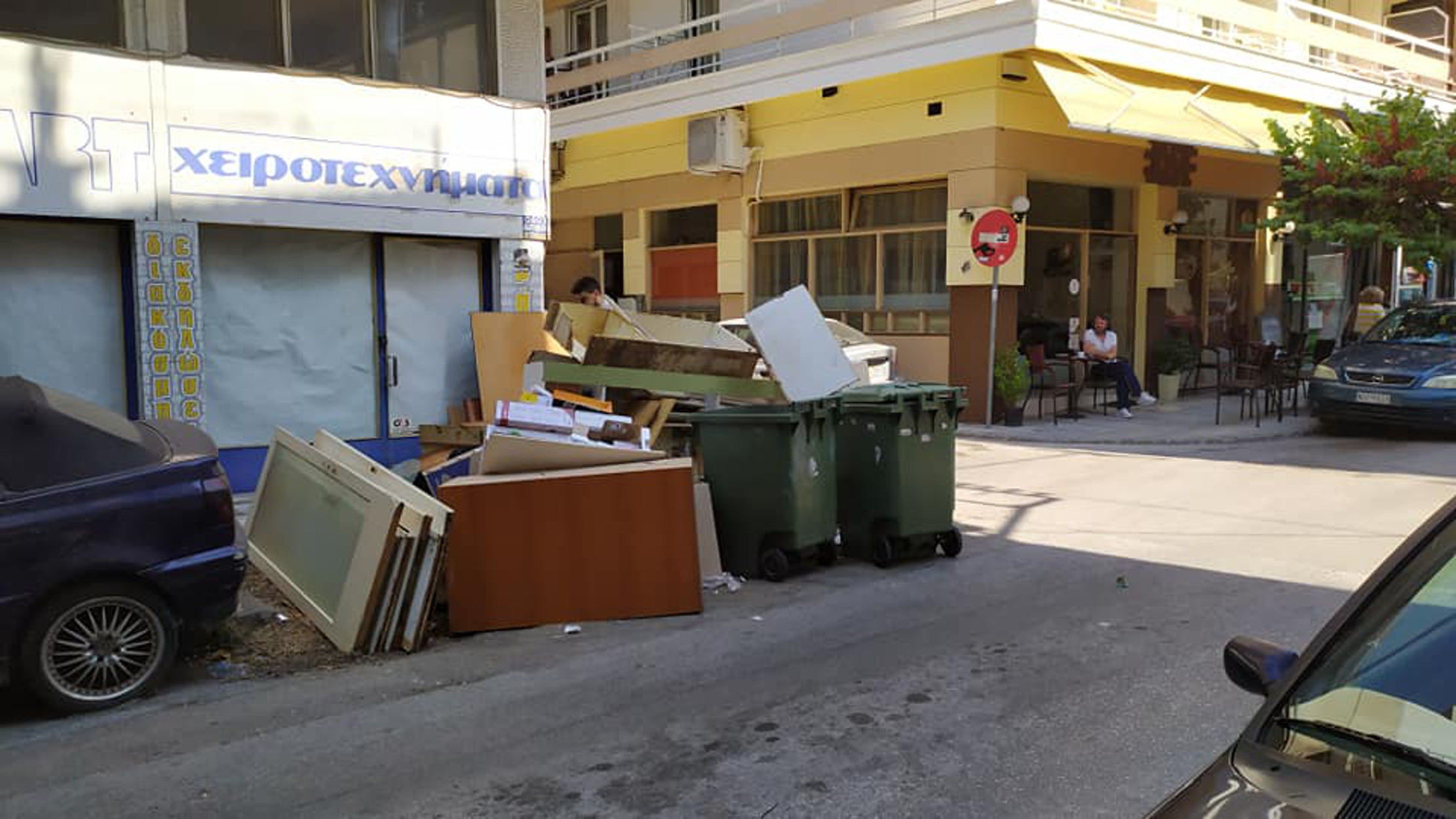 Θεσσαλονίκη: Χαρτόκουτα, στρώματα, καναπέδες και… λεκάνες τουαλέτας στους δρόμους [pics]
