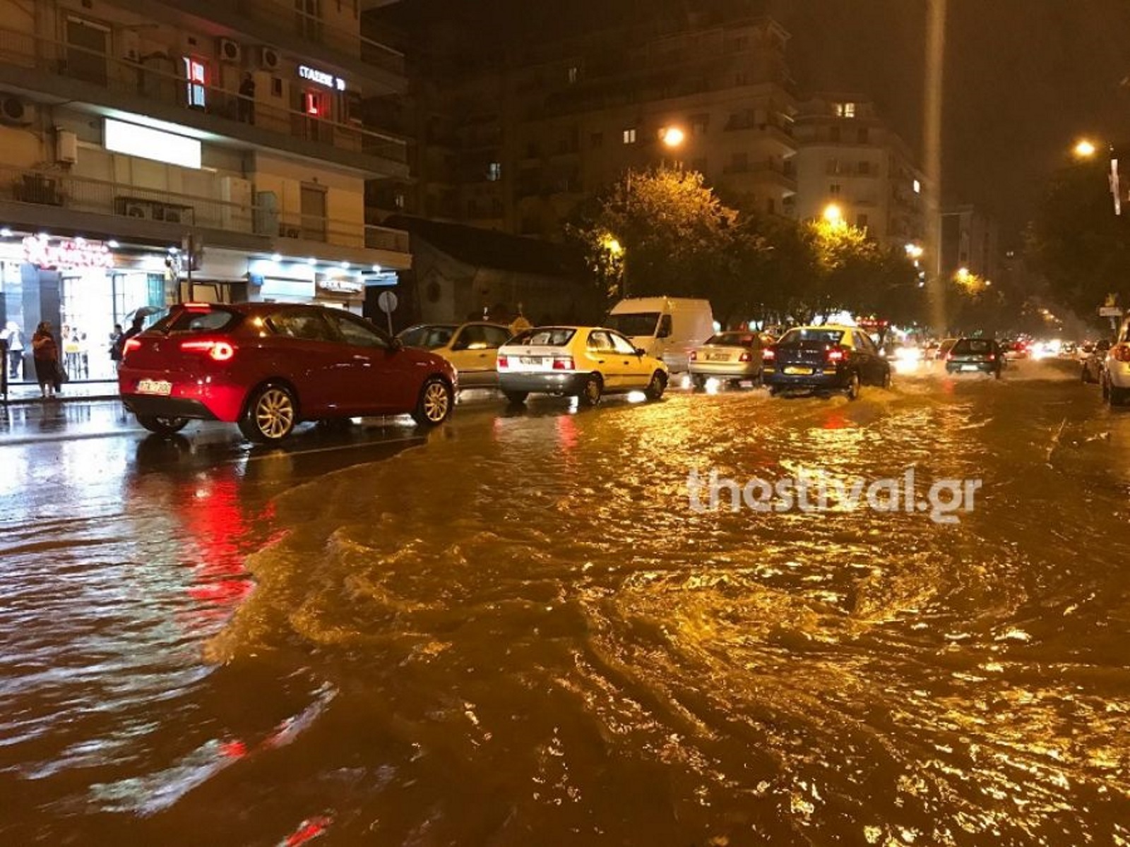 “Ποτάμια” οι δρόμοι στη Θεσσαλονίκη – Άνοιξαν οι ουρανοί [pics]