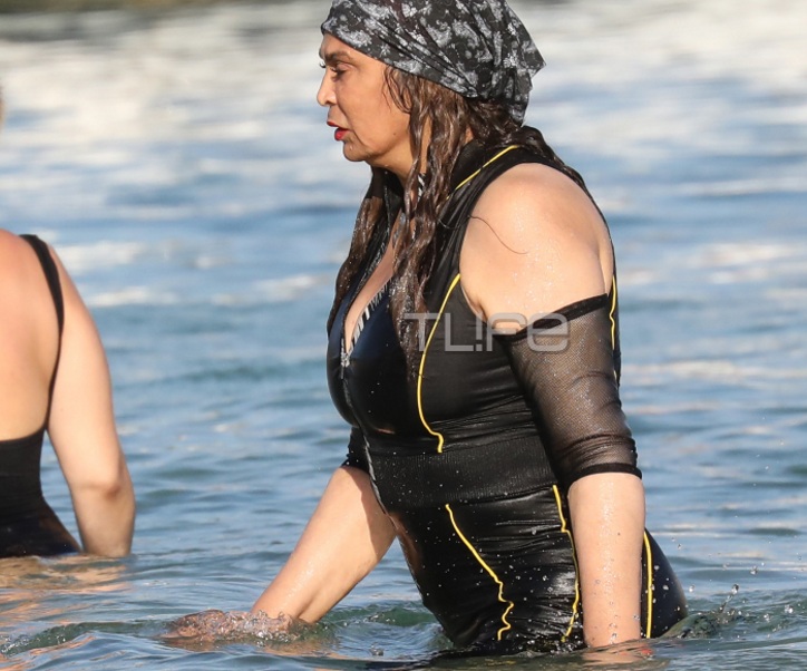 Η μητέρα της Βeyonce έκανε τα μπάνια της στη Μύκονο με… αυτό το μαγιό! Φωτογραφίες