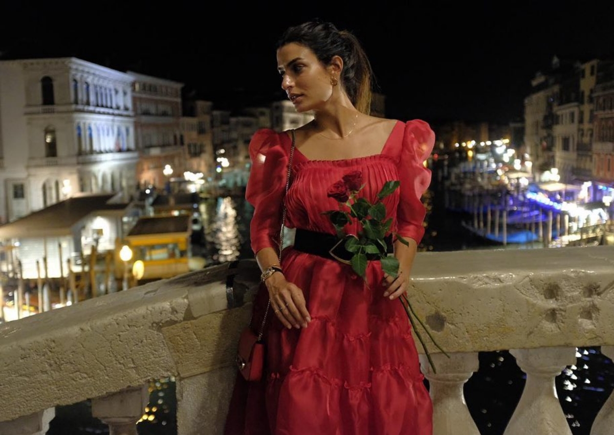 Τόνια Σωτηροπούλου: Κούκλα στα κόκκινα στην πλατεία του Αγίου Μάρκου!