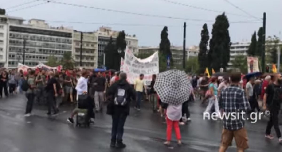 Ο τουρίστας που εντυπωσιάστηκε από την πορεία στο Σύνταγμα [video]