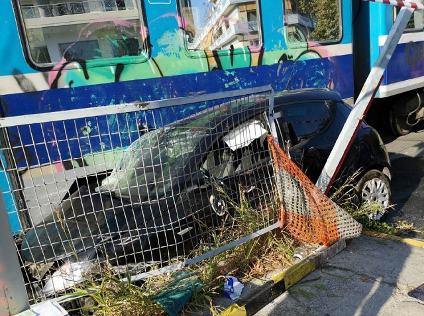 Βόλος: Αυτοψία στη διάβαση που τρένο παρέσυρε αυτοκίνητο – Τύχη βουνό για την οδηγό του ΙΧ [pics]