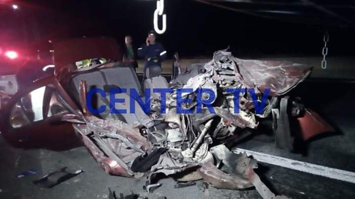 Ξάνθη: Αυτοκίνητο “καρφώθηκε” πάνω σε φορτηγό – “Μάχη” για να απεγκλωβιστούν οι επιβάτες