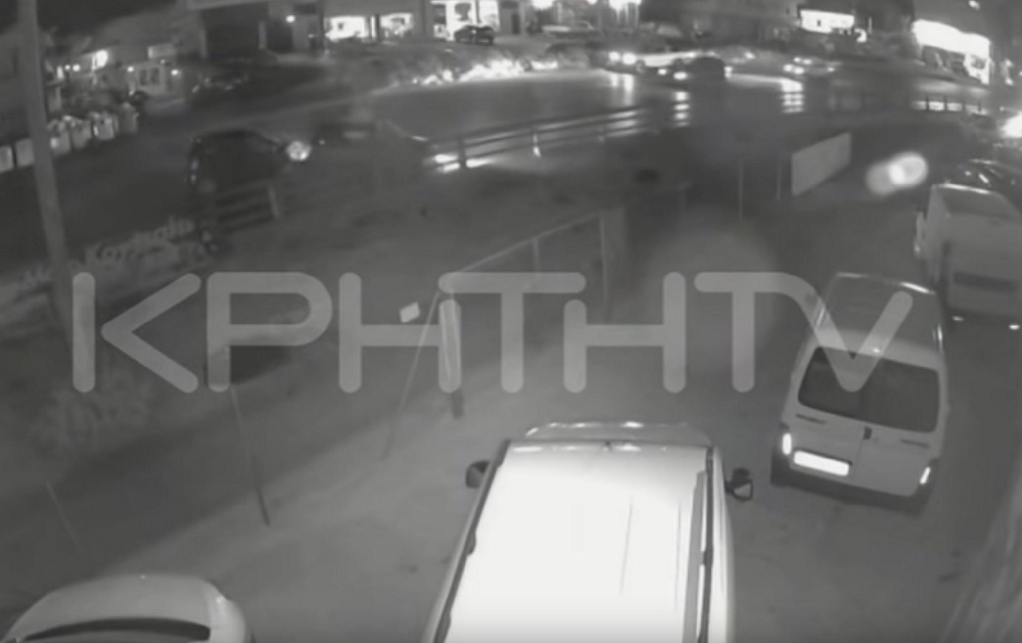 Ηράκλειο: Το συγκλονιστικό βίντεο ντοκουμέντο του θανατηφόρου τροχαίου – Σκληρές εικόνες με νεκρό οδηγό μηχανής – video