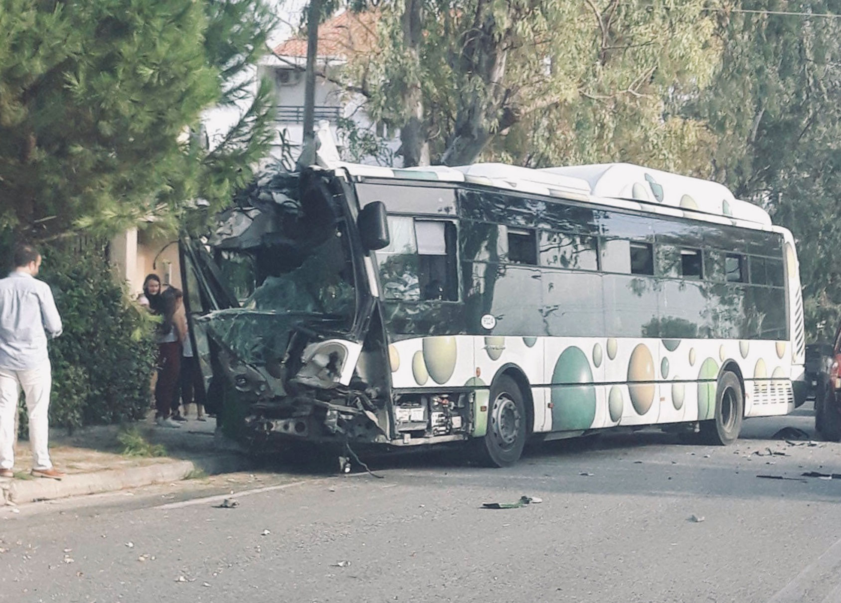 Σοβαρό τροχαίο λεωφορείου με ΙΧ στο Μενίδι – Ένας τραυματίας