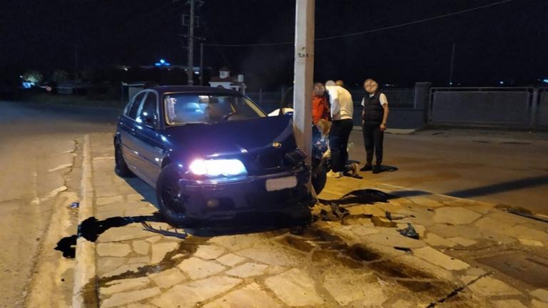Θεσσαλονίκη: Ανέβηκε στο πεζοδρόμιο και “καρφώθηκε” σε κολώνα – Εφιάλτης στο τιμόνι για την οδηγό!