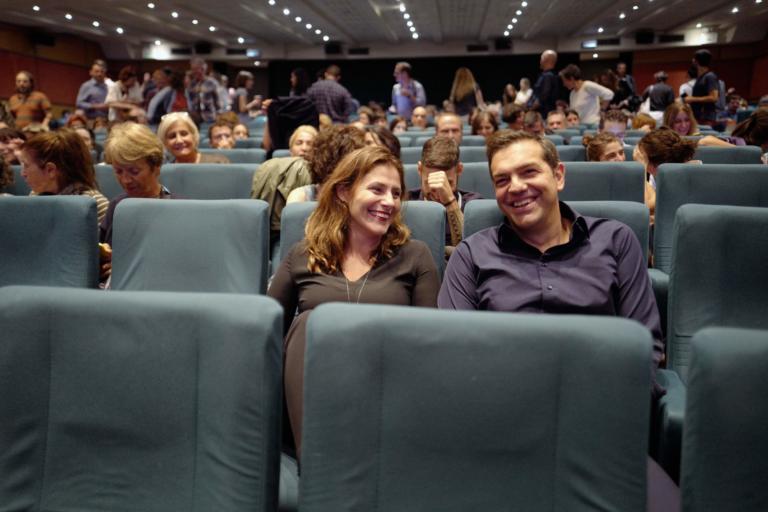 Πιο χαλαροί από ποτέ Τσίπρας – Μπαζιάνα στο σινεμά – Τα βλέμματα, τα χαμόγελα και… Sorry we missed you