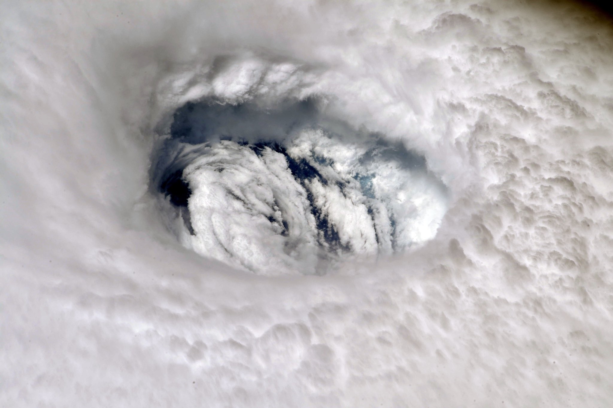 Δέος! Το “μάτι” του τυφώνα Ντόριαν όπως φαίνεται από το διάστημα!