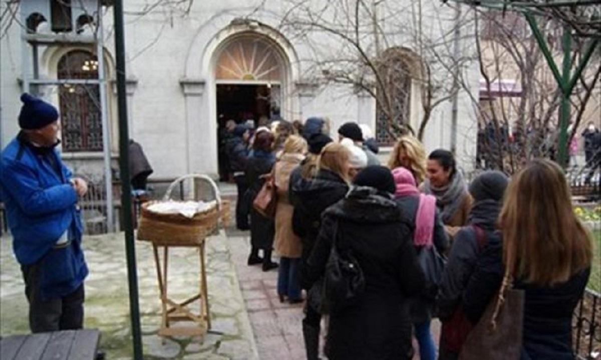 Κωνσταντινούπολη: Τούρκοι σχηματίζουν ουρές για να προσευχηθούν στη θαυματουργή  Παναγία