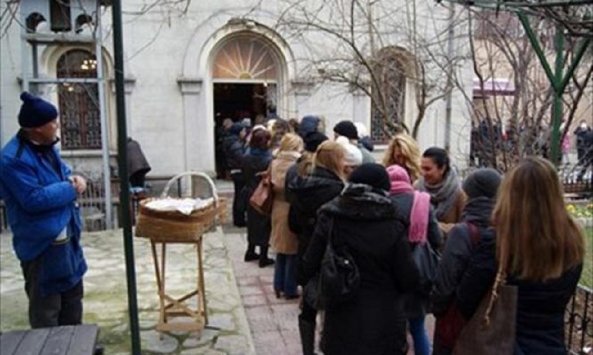 Κωνσταντινούπολη: Τούρκοι σχηματίζουν ουρές για να προσευχηθούν στη θαυματουργή  Παναγία