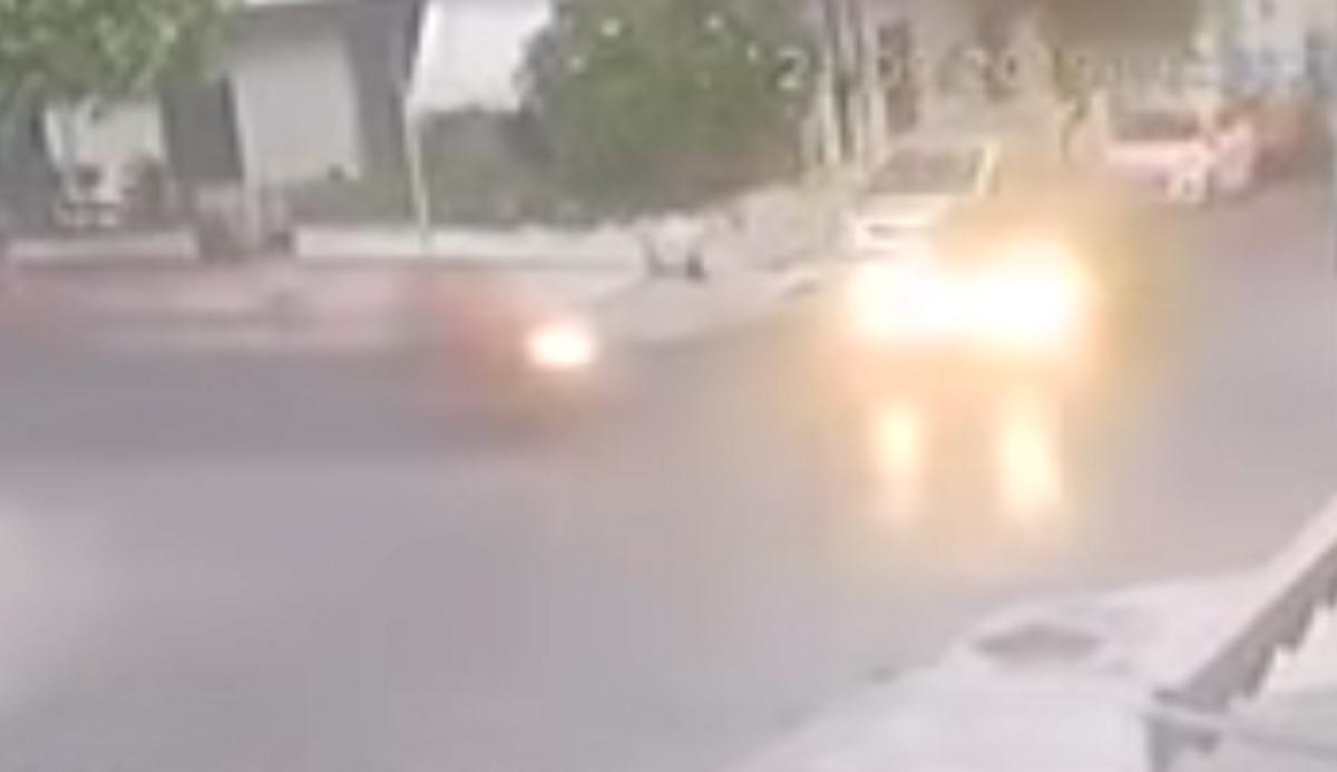 Χανιά: Αυτοκίνητο διαλύει μηχανάκι σε διάβαση – Το βίντεο ντοκουμέντο, οι τραυματίες και η αντίδραση του ασυνείδητου οδηγού!