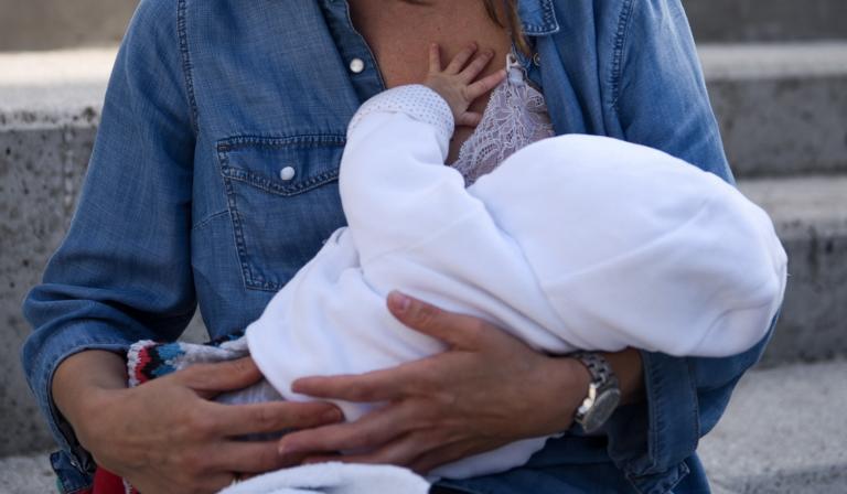 Ψυχρολουσία! Γέννησε για να πουλήσει το παιδί της! Φόβοι για κύκλωμα