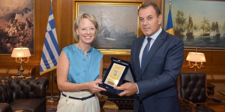 Ο ΥΕΘΑ και η Πρέσβης της Σουηδίας συζήτησαν μια πιθανή αμυντική συνεργασία των δύο χωρών