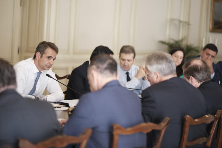 Οι επόμενες κινήσεις της κυβέρνησης στο προσφυγικό – Ενεργοποίηση Θεοδωρικάκου λόγω… Χρυσοχοΐδη
