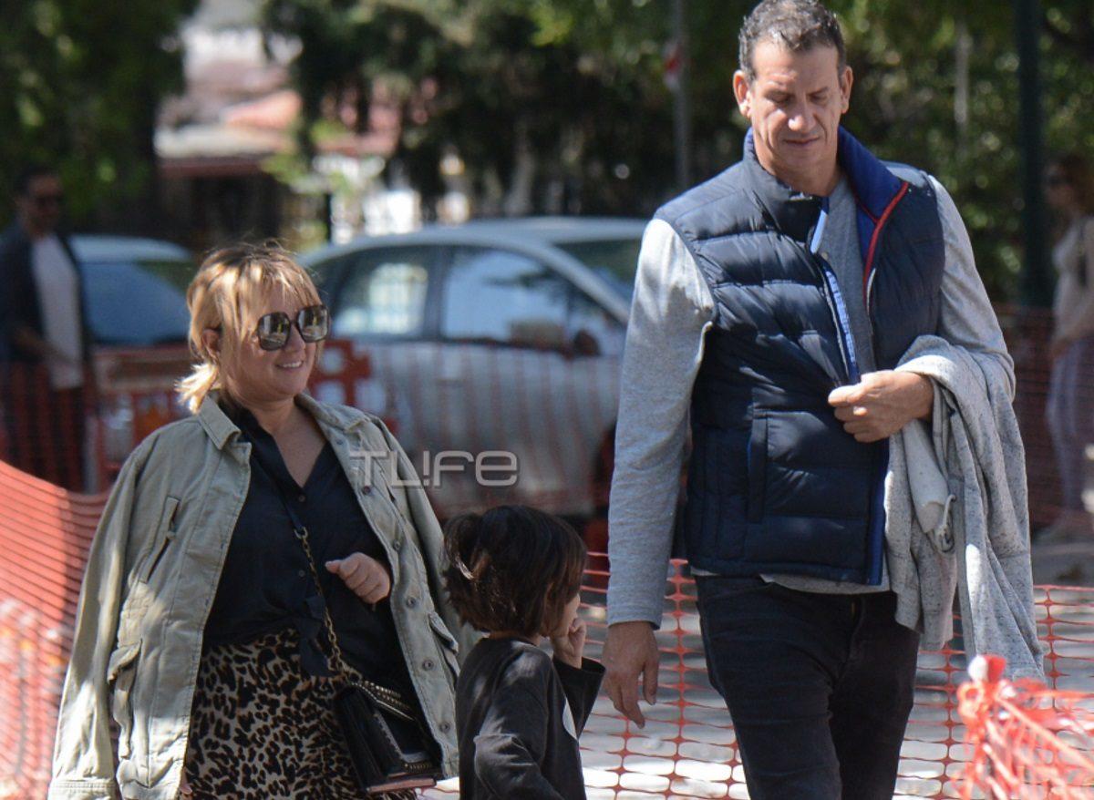 Νάσος Γαλακτερός: Χαλαρή βόλτα στην Κηφισιά μαζί με την σύζυγο και τη κόρη τους [pics]