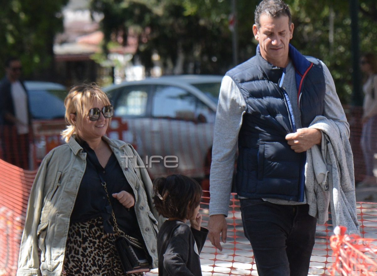 Νάσος Γαλακτερός: Χαλαρή βόλτα στην Κηφισιά μαζί με την σύζυγο και τη κόρη τους [pics]