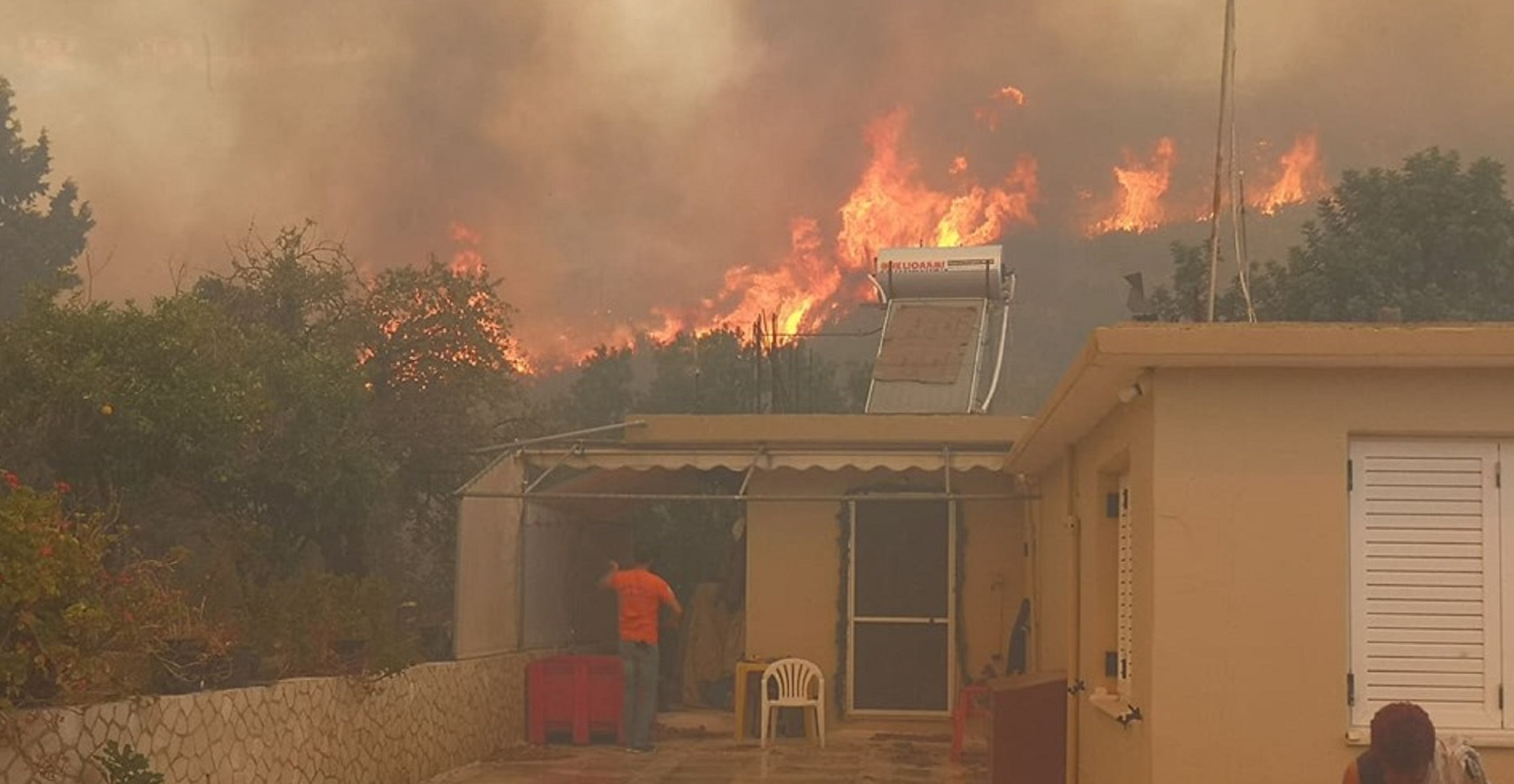 Ζάκυνθος: Η φωτιά πλησιάζει και κυκλώνει σπίτια – Εφιαλτικές εικόνες στο χωριό Κερί – Κάτοικοι τρέχουν να σωθούν [pics, video]