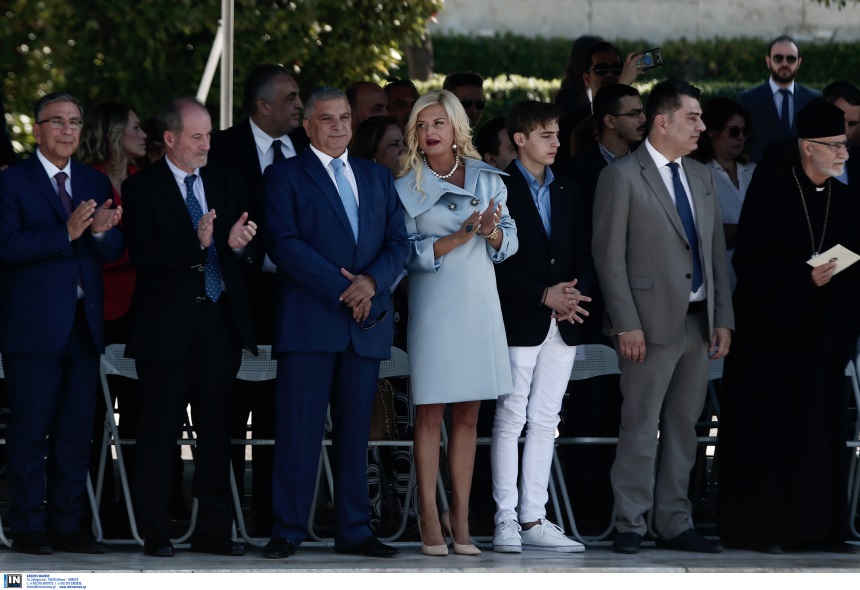28η Οκτωβρίου: Εντυπωσιακή στα γαλάζια η Μαρίνα Πατούλη στην μαθητική παρέλαση!