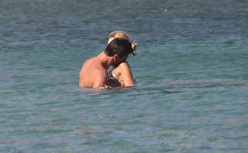 Πιο διαχυτικό από ποτέ το ζευγάρι της ελληνικής showbiz μέσα στη θάλασσα! [pics]