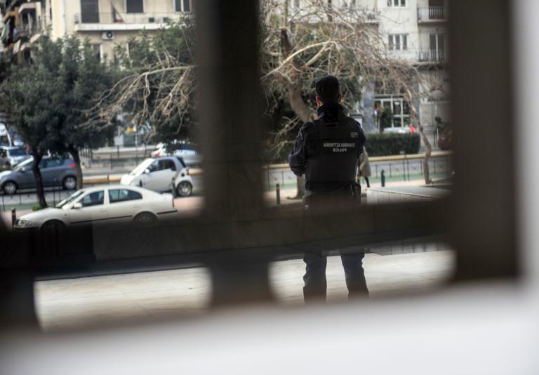 Τα βρήκε… σκούρα αστυνομικός – «Έπεσε» σε γνώστη πολεμικών τεχνών!