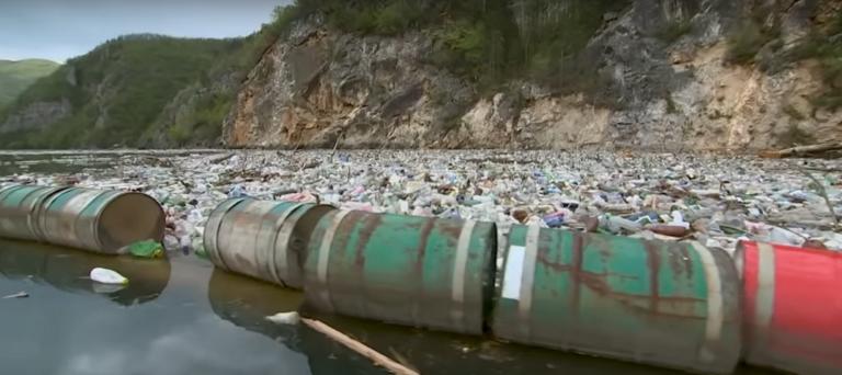 Βοσνία – Ερζεγοβίνη: “Ψάρεψαν” λάστιχα φορτηγών από τον ποταμό Μπόσνα! video