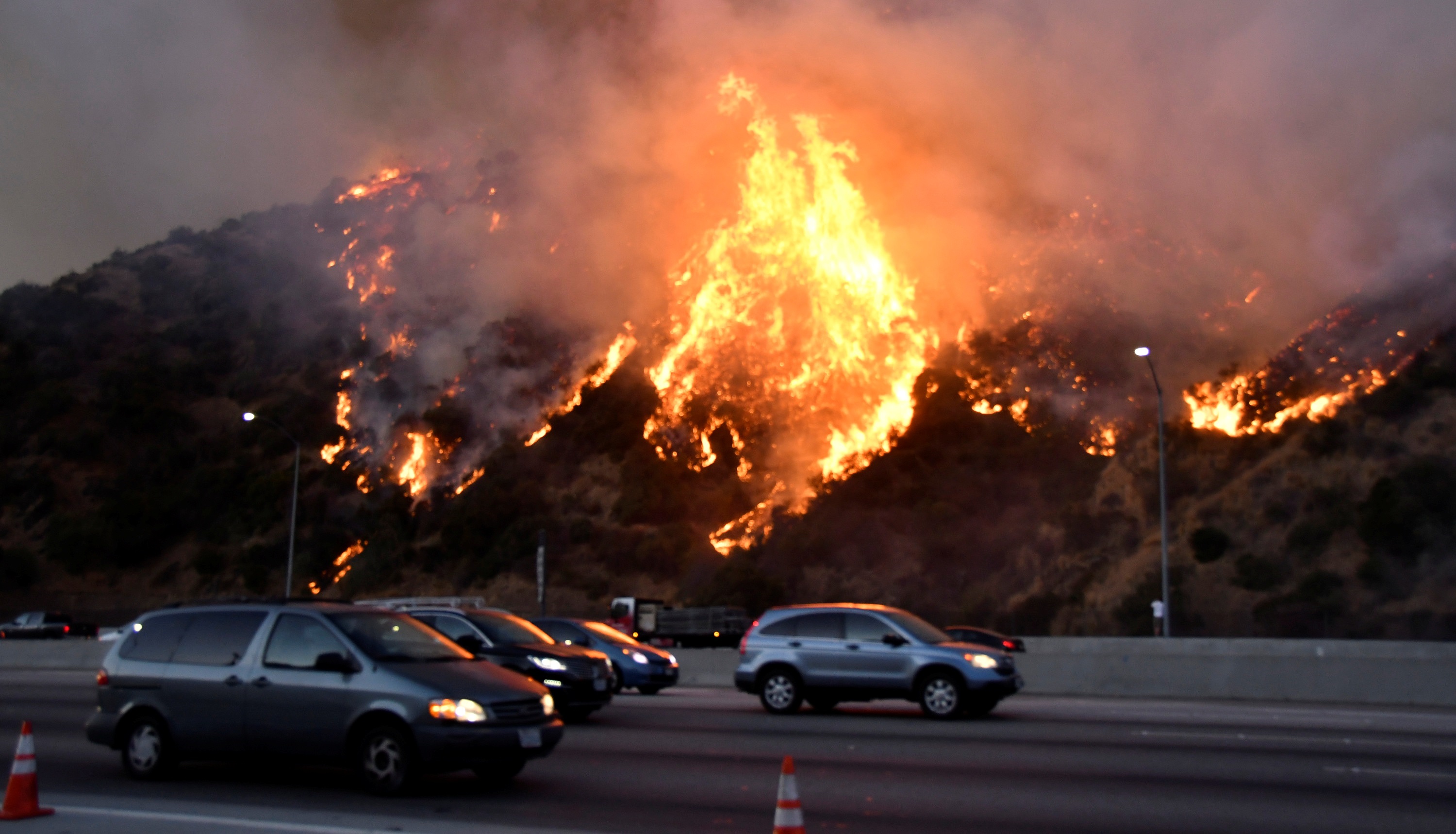 Λος Άντζελες: Μεγάλη φωτιά στις πλούσιες συνοικίες – Διασημότητες φεύγουν για να σωθούν! video