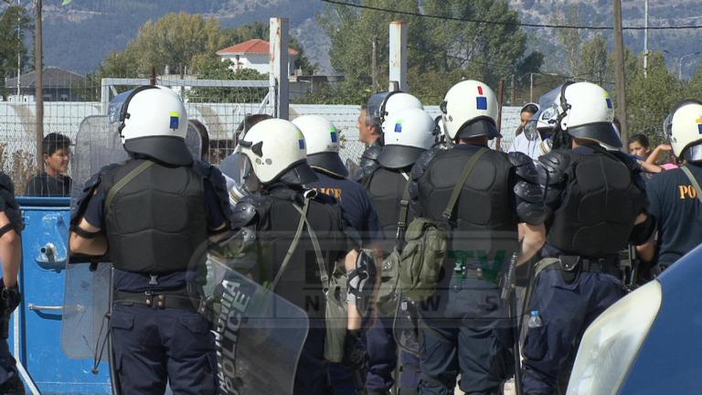 Γιάννενα: Πετροπόλεμος, ζημιές και προσαγωγές κατά την άφιξη προσφύγων από τη Μόρια της Λέσβου – video