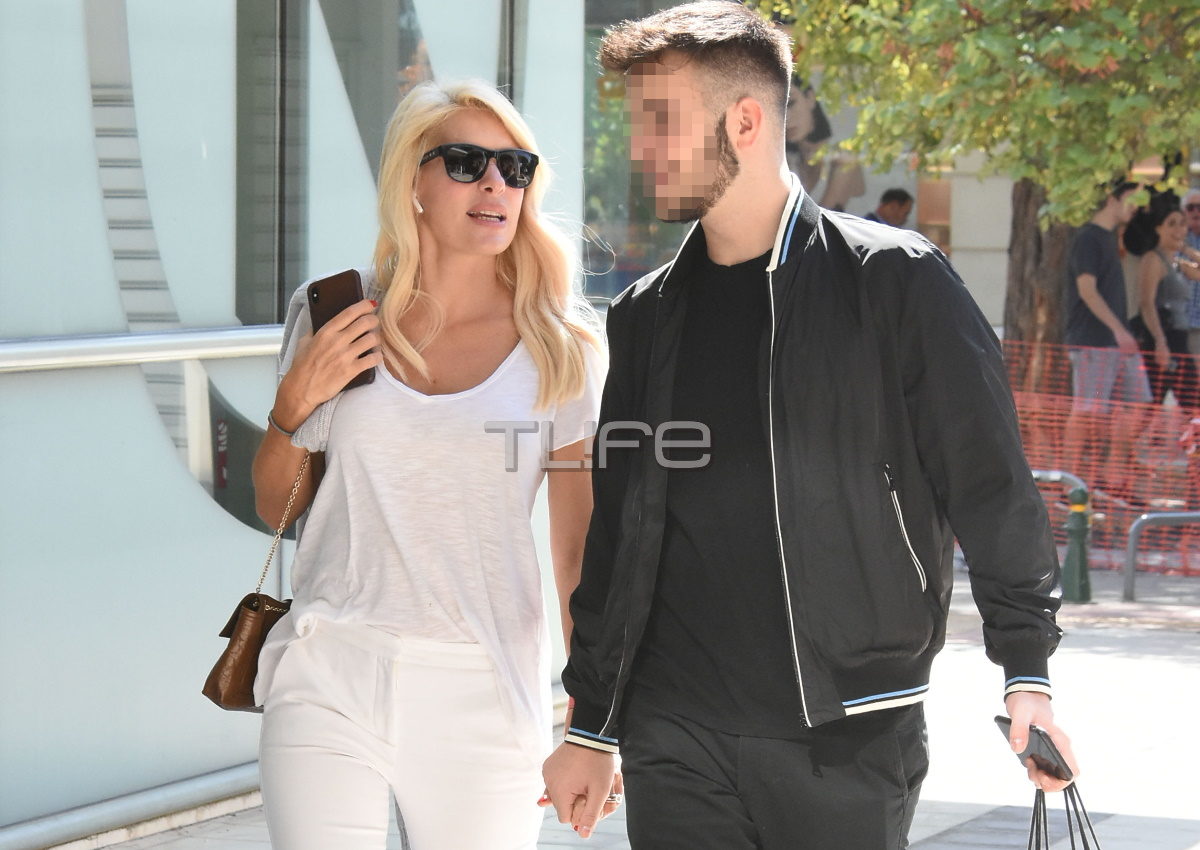 Ελένη Μενεγάκη: Για ψώνια στην Κηφισιά μαζί με τον πρωτότοκο γιο της, Άγγελο Λάτσιο