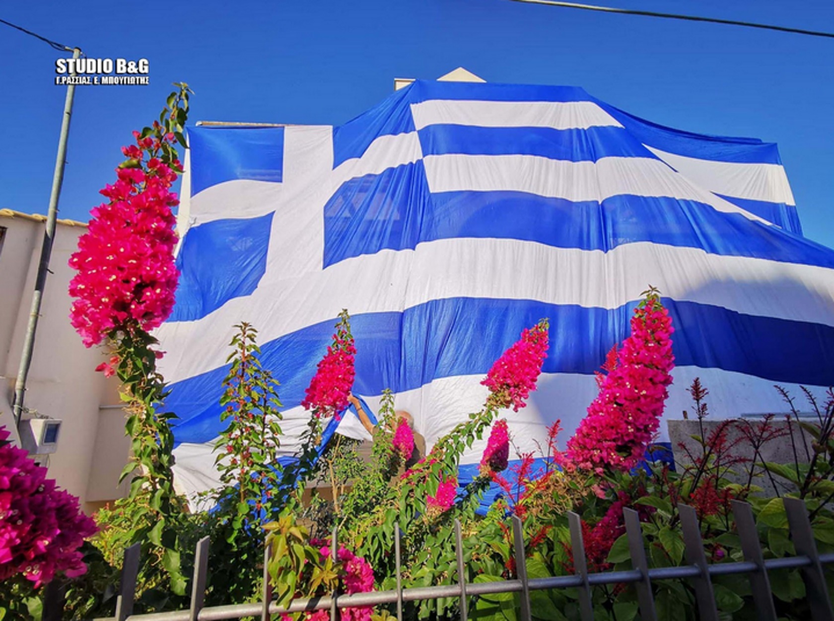 Αργολίδα: Τύλιξε το σπίτι του με μία γαλανόλευκη 140 τετραγωνικών! [pics, video]