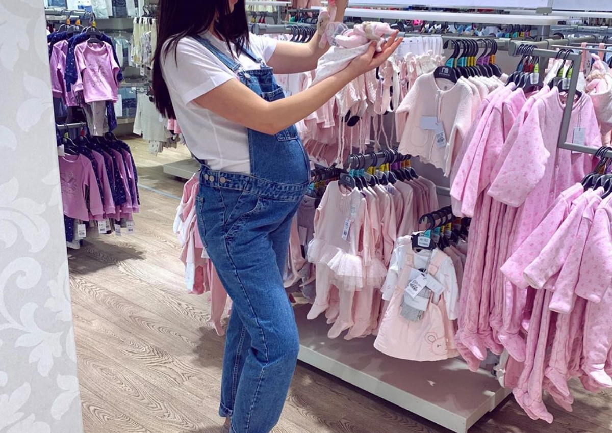 Η μέλλουσα μανούλα της ελληνικής showbiz ψωνίζει τα πρώτα ρούχα για την κόρη της!