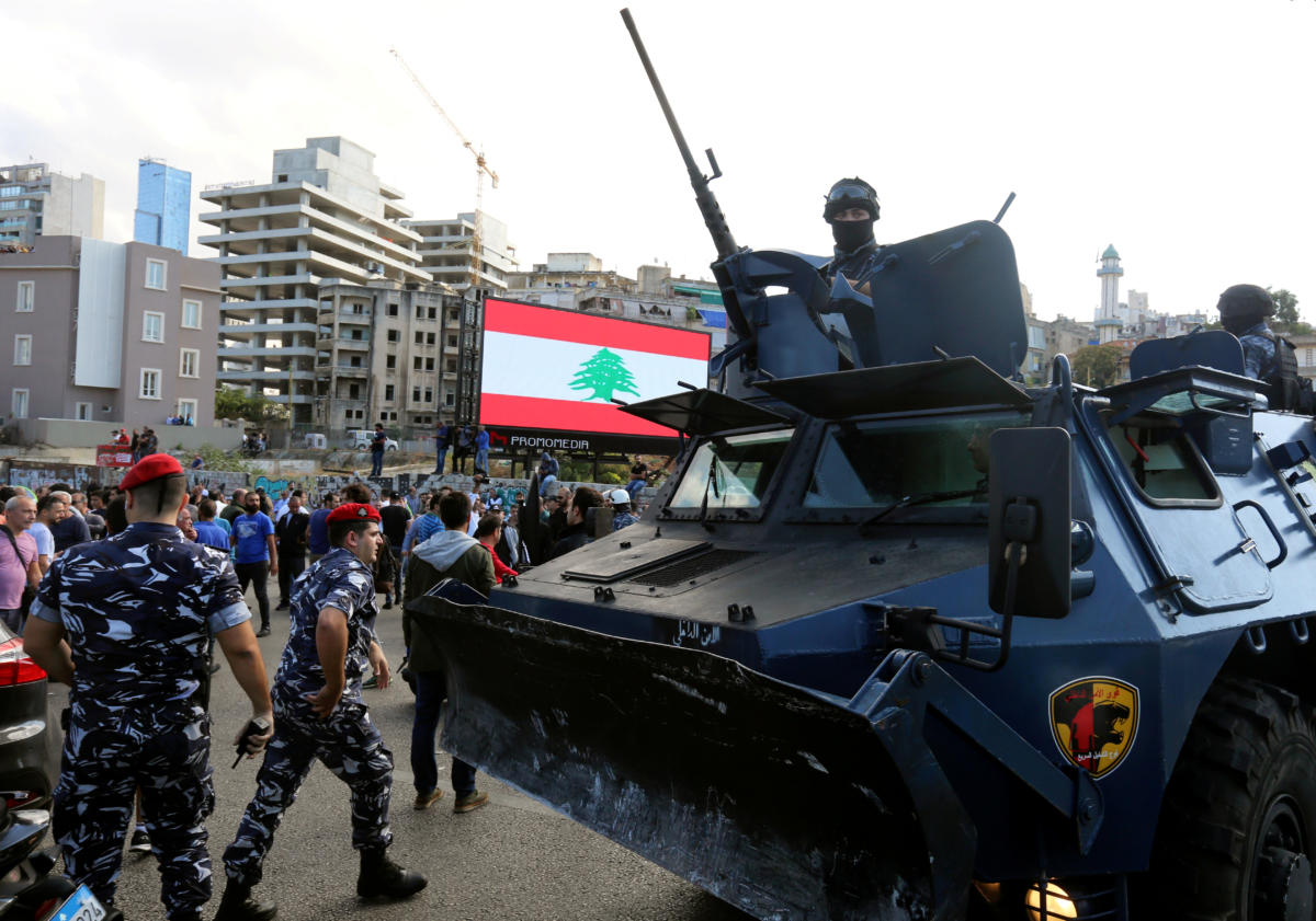 Λίβανος: Ο στρατός ζητά από τους πολίτες να ανοίξουν τα οδοφράγματα