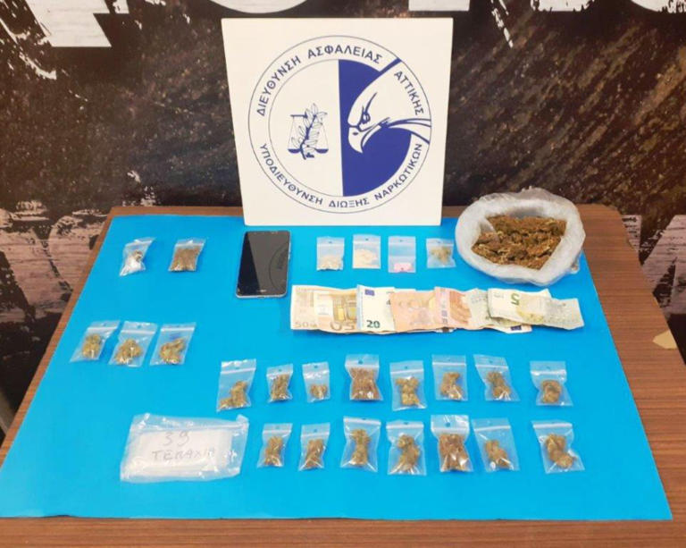 Συλλήψεις για ναρκωτικά στην πλατεία Εξαρχείων - Χασίς, MDMA, ecstasy [pics]