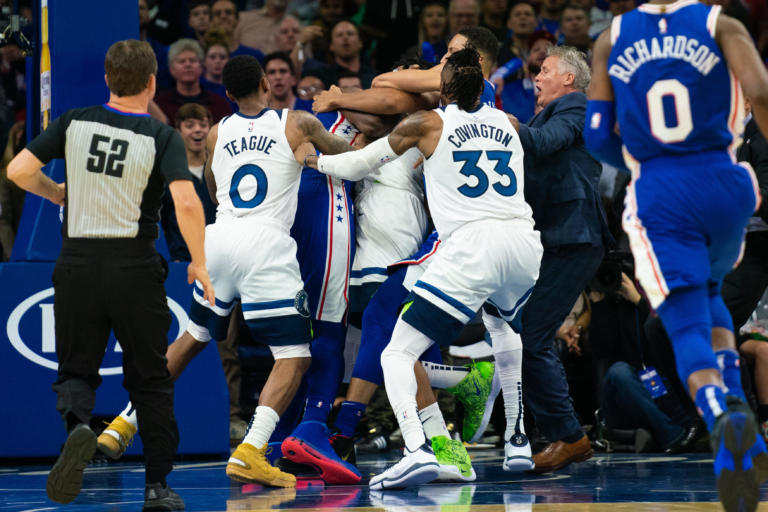 NBA: Απίστευτο ξύλο μεταξύ παικτών στο Σίξερς – Τίμπεργουλβς! Δεν μπορούσαν να τους σταματήσουν