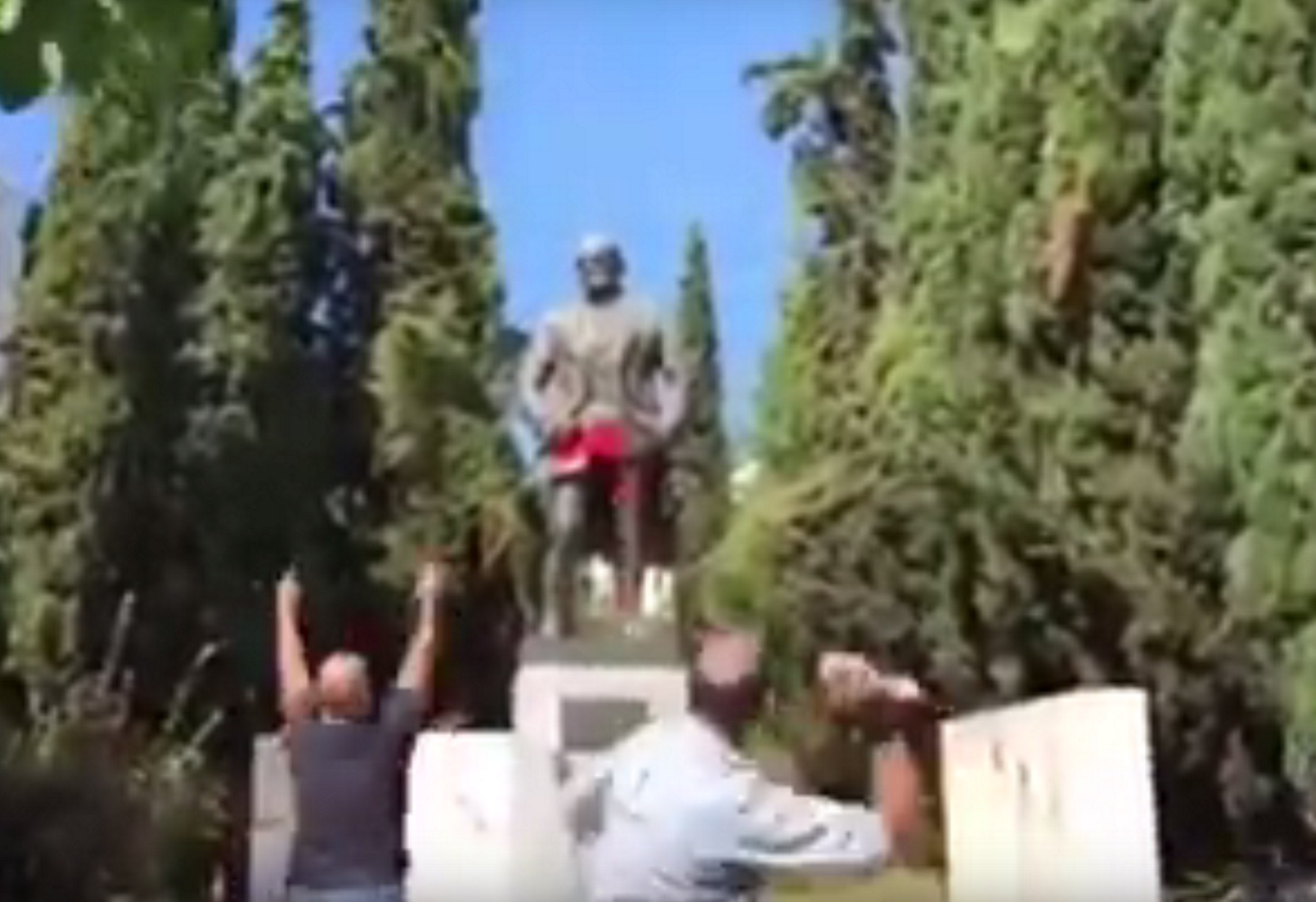 ΠΑΜΕ: Γατί βάψαμε κόκκινο το άγαλμα του Τρούμαν! video