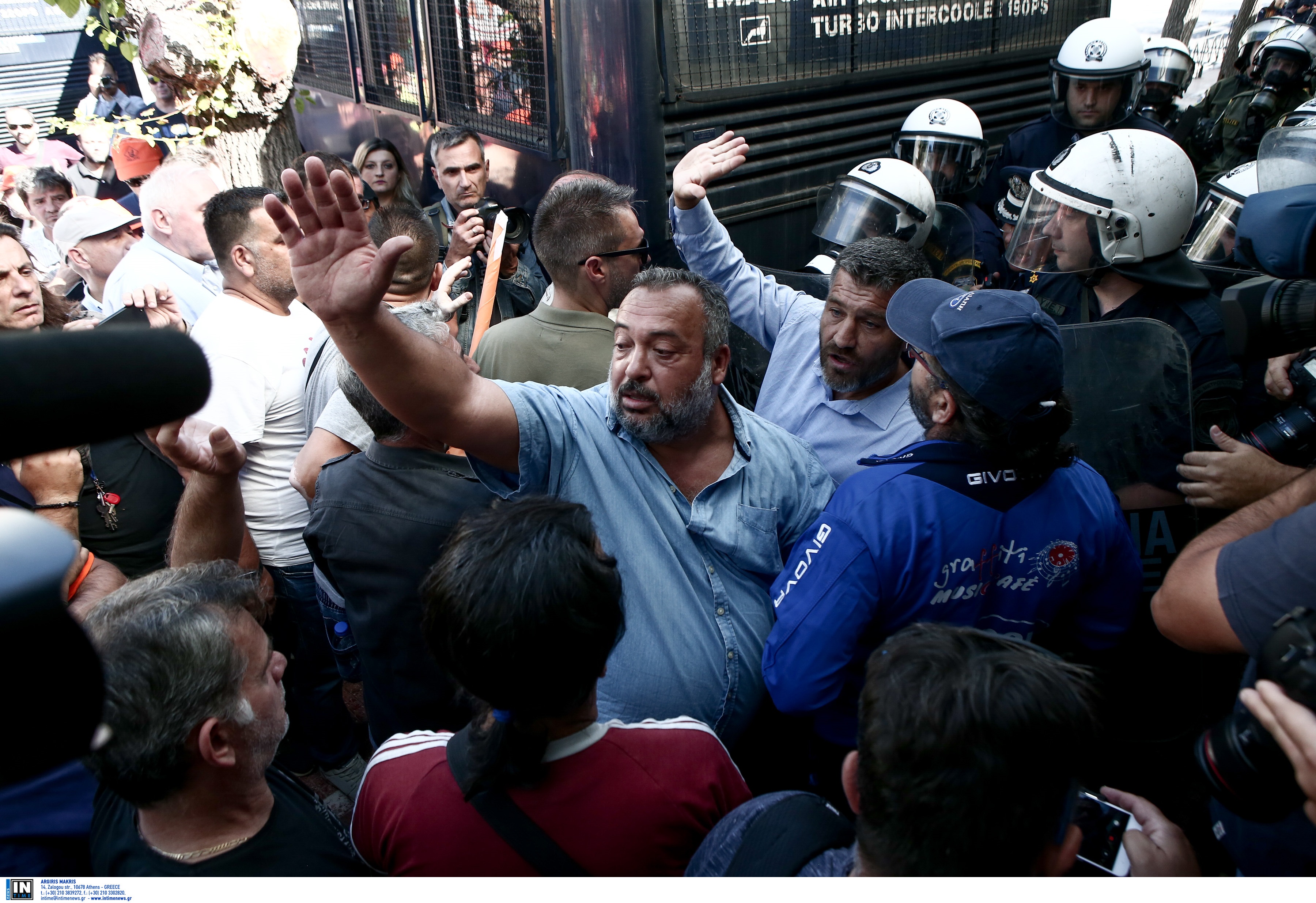 Ένταση στην πορεία της ΠΟΕ ΟΤΑ – Άφησαν… φέρετρο έξω από το Υπουργείο Εσωτερικών