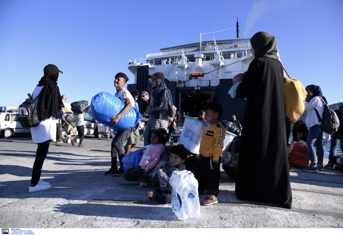 Στον Πειραιά το «Νήσος Σάμος» με 57 πρόσφυγες από Μυτιλήνη και Χίο