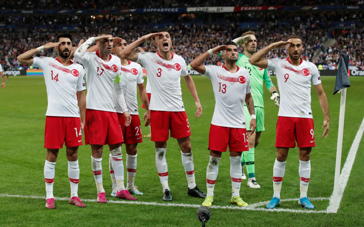 Στα “μαλακά” οι Τούρκοι από την UEFA! Καμία τιμωρία για τους στρατιωτικούς χαιρετισμούς