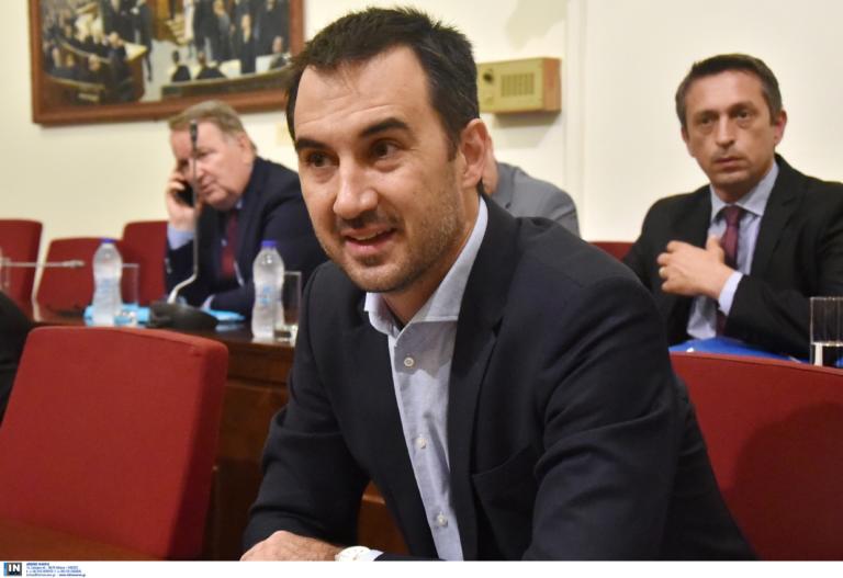 Ειρωνικός Χαρίτσης: "Όποτε ο Μητσοτάκης πάει στο εξωτερικό βάζει τη στολή του μακεδονομάχου στην ντουλάπα"!