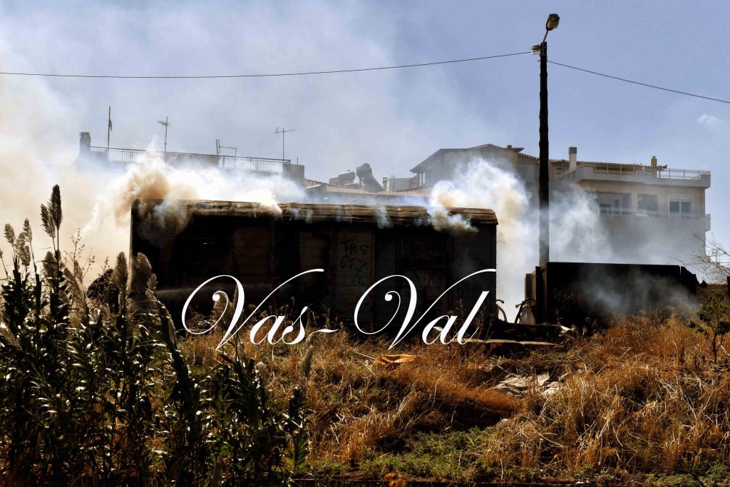 Κόρινθος: Ανατάτωση από φωτιά σε εγκαταλελειμμένο βαγόνι του παλαιού σιδηροδρομικού σταθμού [pics]