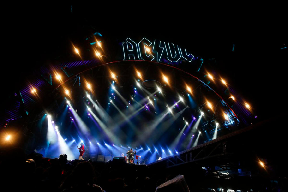 AC/DC: Δίνουν συναυλία σε αυτοκινητόδρομο! Εξέδρα πάνω σε… νταλίκες