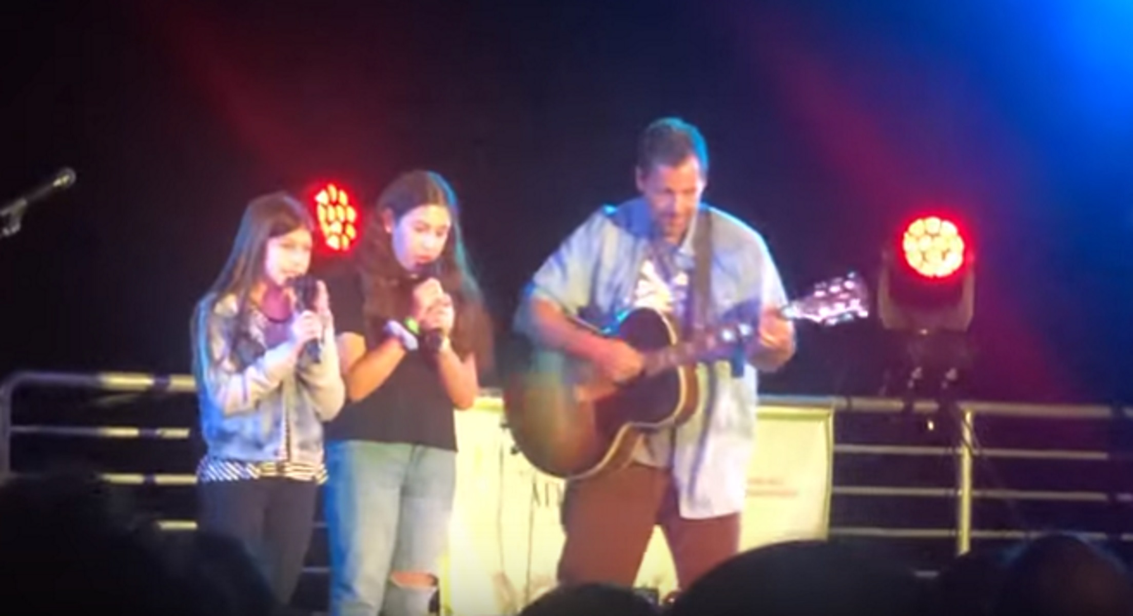 Ο Άνταμ Σάντλερ τραγούδησε με τις κόρες του και… τα έσπασαν! Video