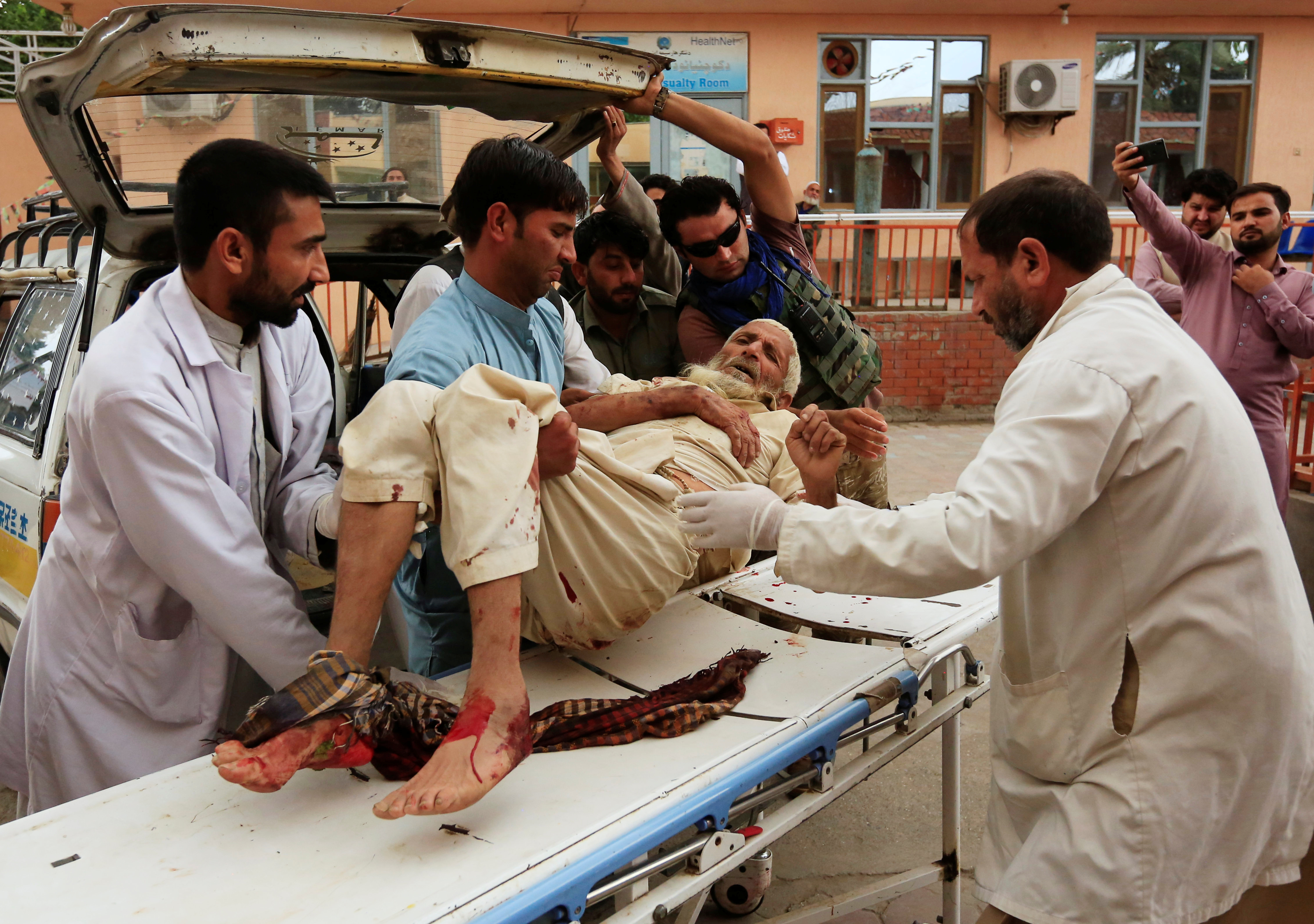 Αφγανιστάν: Τους σκότωσαν την ώρα της προσευχής! Στους 62 οι νεκροί στο τέμενος