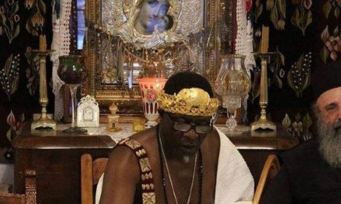 Απίστευτο: Αφρικανός βασιλιάς ταξίδεψε στο Άγιο Όρος για βαπτιστεί – Δείτε φωτογραφίες